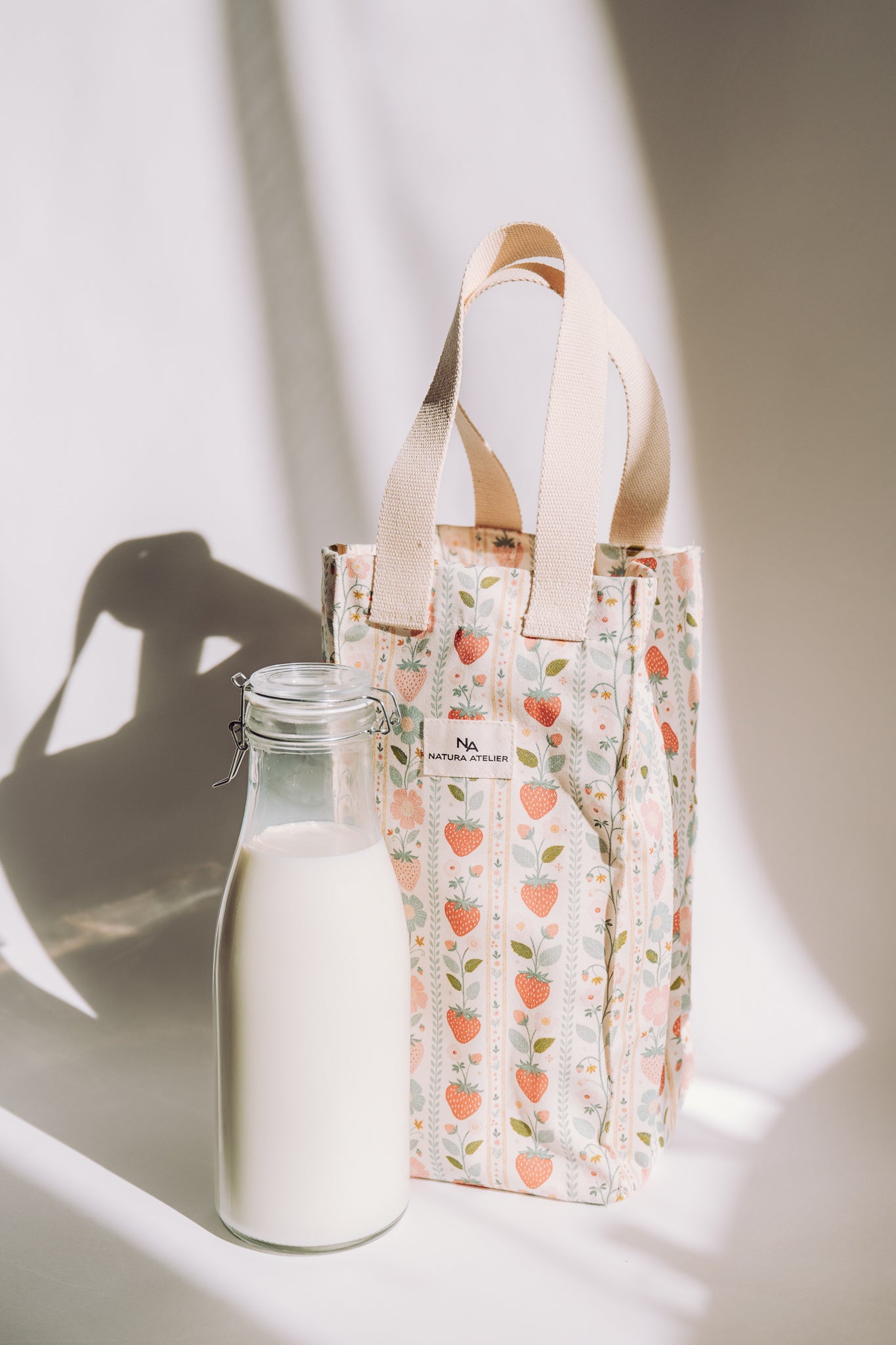 4 Bottle Bag- Vintage Strawberries