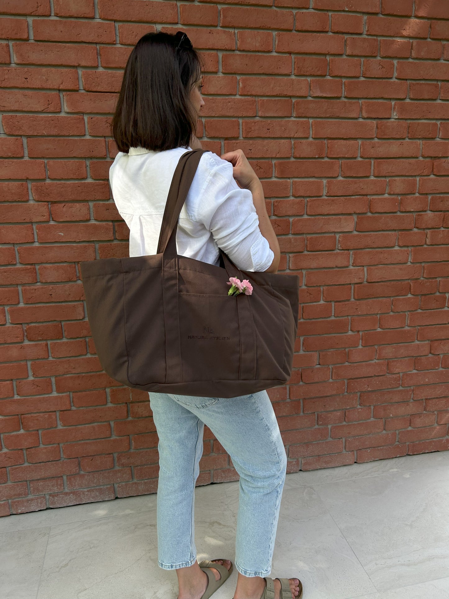 Chocolate Mousse shopper bag view from the side on a bricked wall 