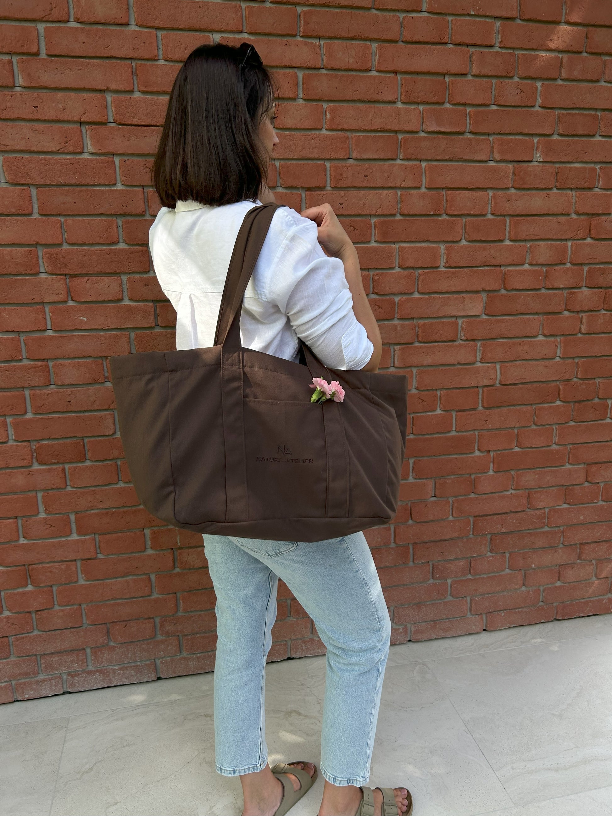 Chocolate Mousse shopper bag view from the side on a bricked wall 