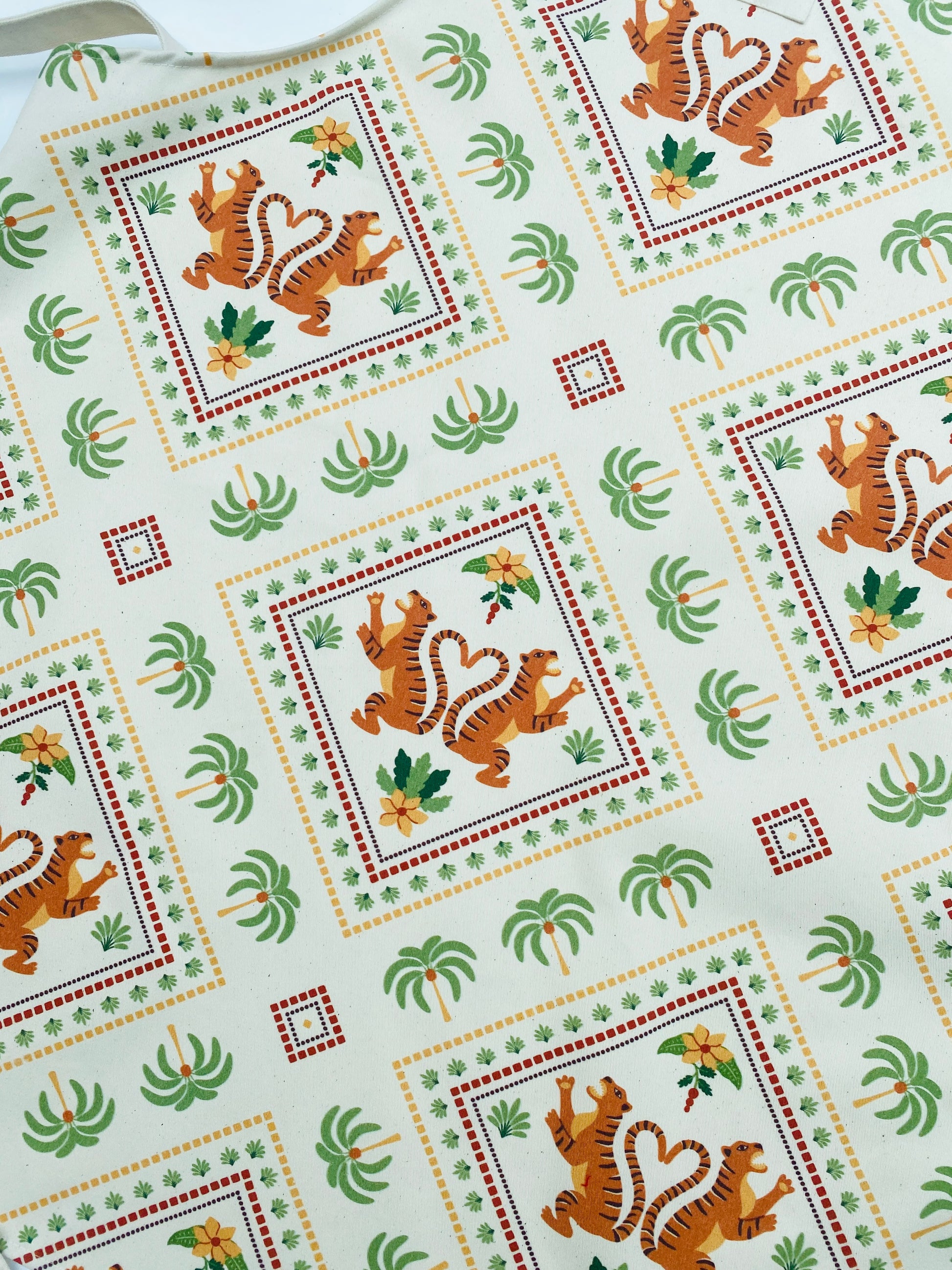 Kitchen Apron Hipnotic Tiger cotton close up 