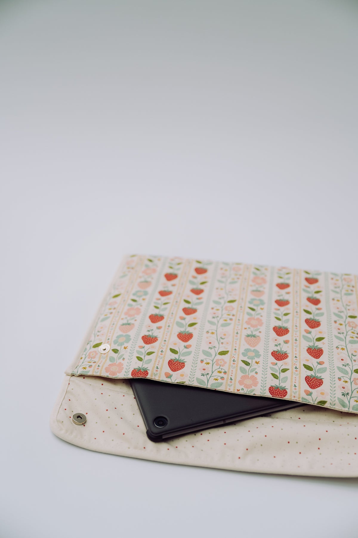 14" Laptop Sleeve - Vintage Strawberries