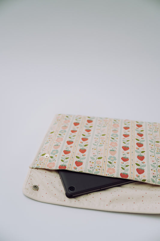 14" Laptop Sleeve - Vintage Strawberries