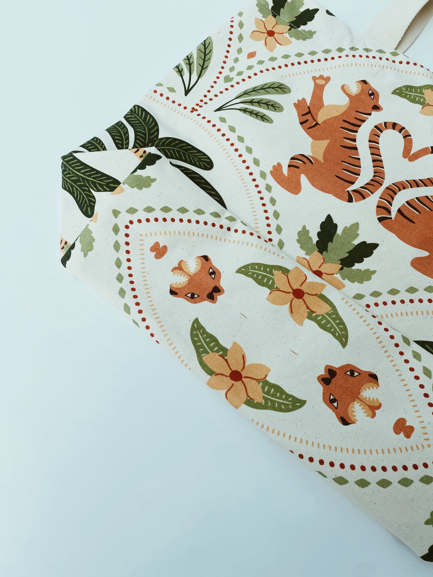 Shopping_Bag_Tiger_Love pattern close up 