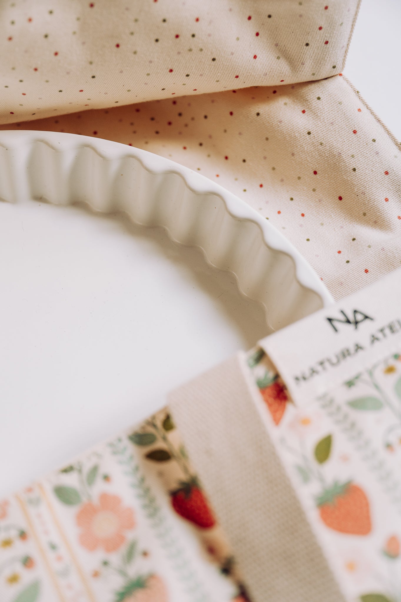 Vintage Strawberries Cake Carrier Bag inside dotted lining close up