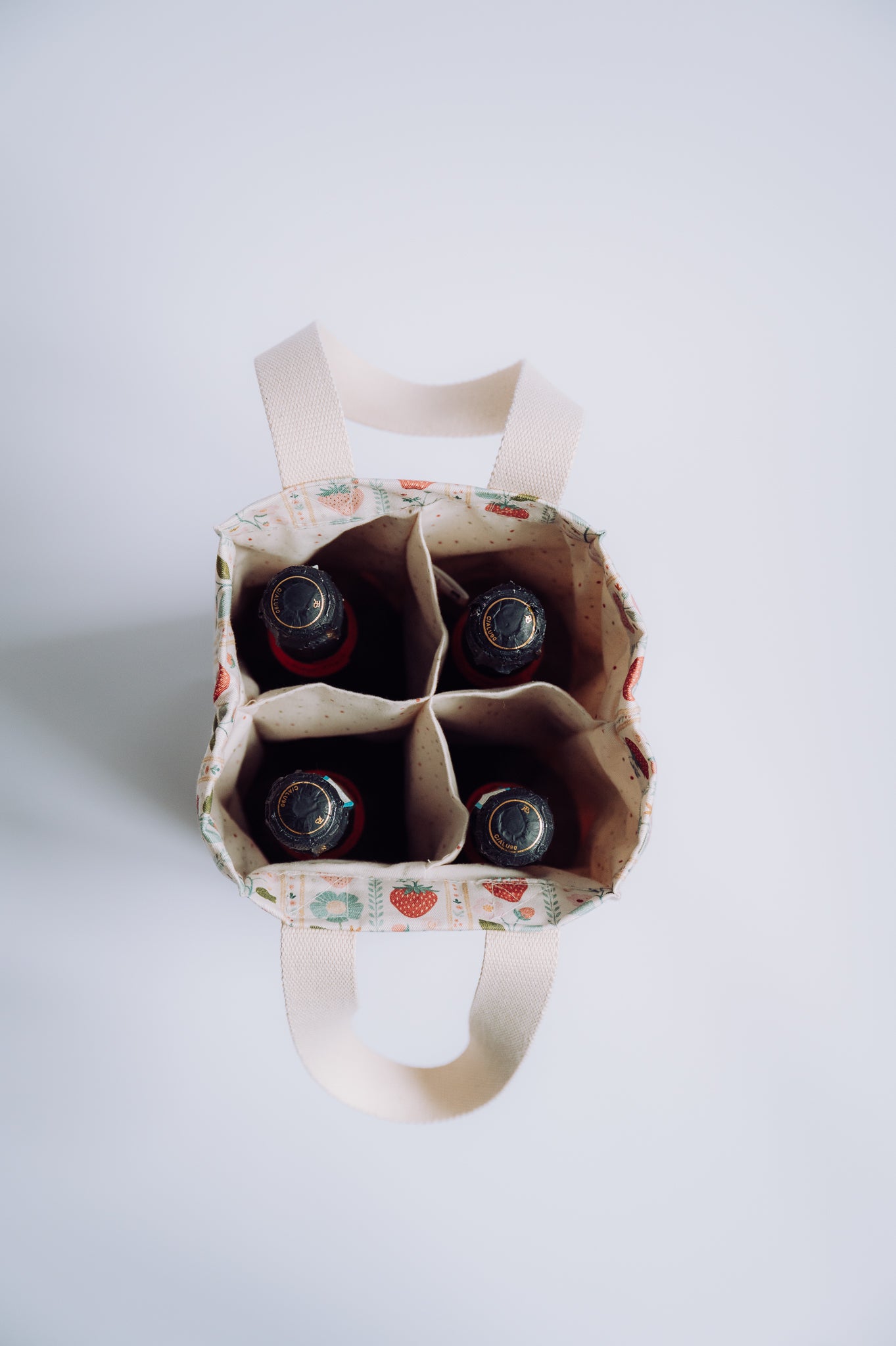 4 Bottle Bag- Vintage Strawberries